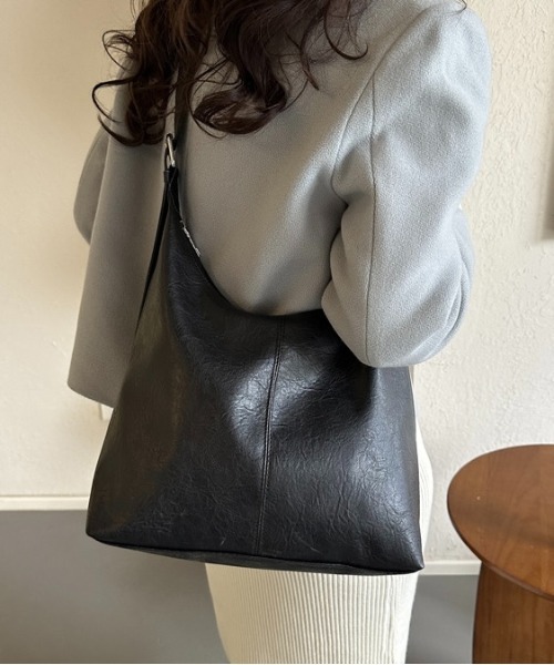 Burner(バーナー)の「【OKUOKU 0909】シンプル 大容量レザー バケツ型ショルダーバッグ oku-bag-15-13【RBTS】(ショルダーバッグ・レディース・ブラック・FREE)」の2枚目の写真