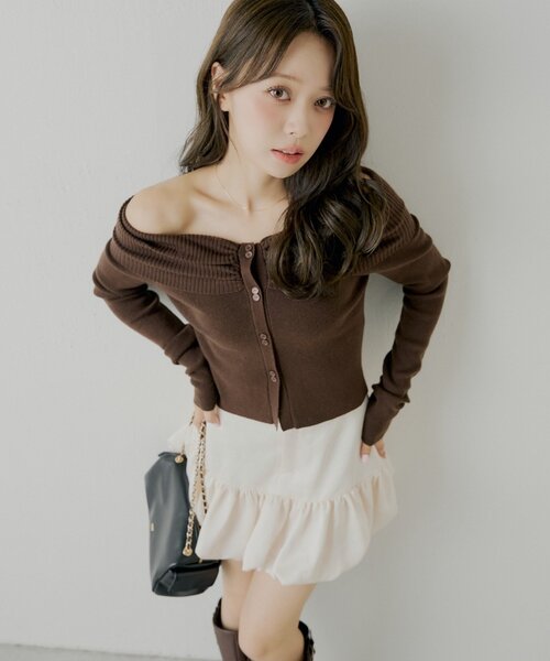 Chico（チコ）の「フロントボタンオフショルニット（ニット/セーター・レディース・ブラウン/ピンク/チャコールグレー/アイボリー・FREE）」の4枚目の写真