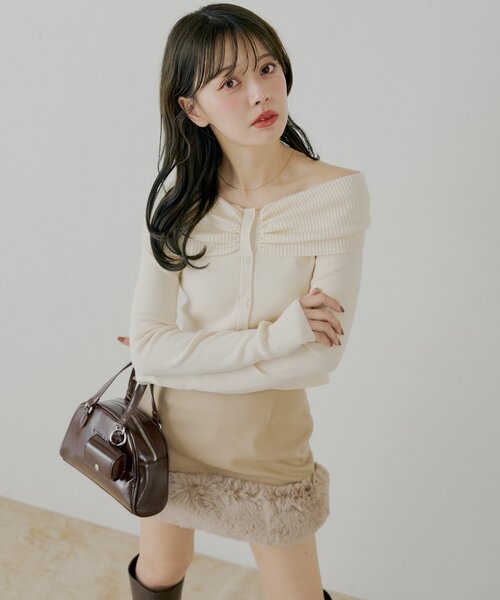 Chico（チコ）の「フロントボタンオフショルニット（ニット/セーター・レディース・ブラウン/ピンク/チャコールグレー/アイボリー・FREE）」の2枚目の写真