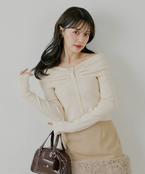 Chico（チコ）の「フロントボタンオフショルニット（ニット/セーター・レディース・ブラウン/ピンク/チャコールグレー/アイボリー・FREE）」の5枚目の写真