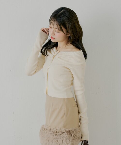 Chico（チコ）の「フロントボタンオフショルニット（ニット/セーター・レディース・ブラウン/ピンク/チャコールグレー/アイボリー・FREE）」の6枚目の写真