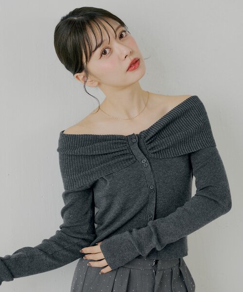 Chico（チコ）の「フロントボタンオフショルニット（ニット/セーター・レディース・ブラウン/ピンク/チャコールグレー/アイボリー・FREE）」の16枚目の写真