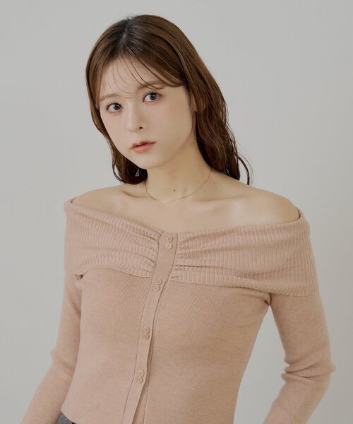 Chico（チコ）の「フロントボタンオフショルニット（ニット/セーター・レディース・ブラウン/ピンク/チャコールグレー/アイボリー・FREE）」の17枚目の写真
