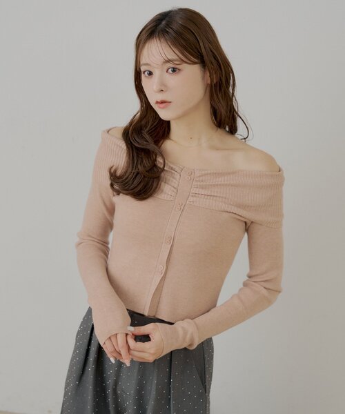 Chico（チコ）の「フロントボタンオフショルニット（ニット/セーター・レディース・ブラウン/ピンク/チャコールグレー/アイボリー・FREE）」の18枚目の写真