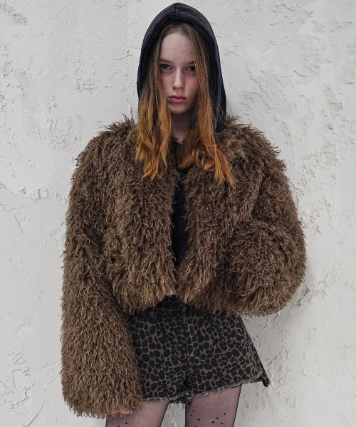 AVANDRESS(アバンドレス )の「Crop Teddy Fur Jacket BLACK(ムートンコート・レディース・ブラック・MEDIUM/SMALL)」の4枚目の写真