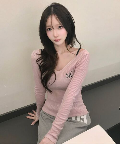 MUCENT(ムセント)の「ビアジェ スリムフィット Vネック デミッジリブ 長袖Tシャツ (6カラー)(Tシャツ/カットソー・レディース・ブラック/ベージュ/ブラウン/グレー/ピンク/アイボリー・FREE)」の10枚目の写真