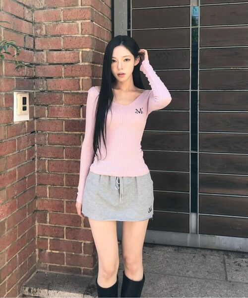 MUCENT(ムセント)の「ビアジェ スリムフィット Vネック デミッジリブ 長袖Tシャツ (6カラー)(Tシャツ/カットソー・レディース・ブラック/ベージュ/ブラウン/グレー/ピンク/アイボリー・FREE)」の12枚目の写真