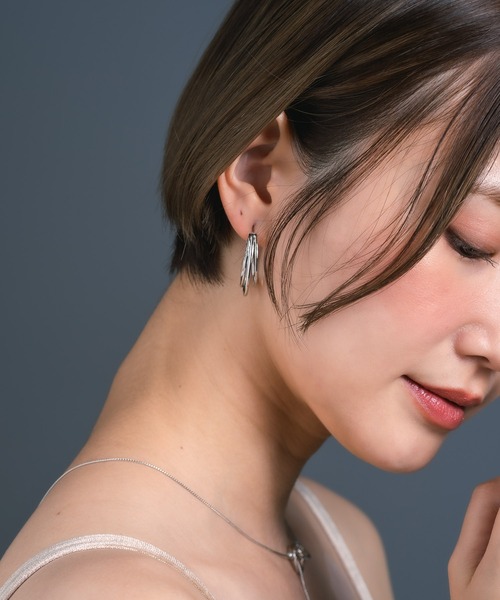 Os accessory(オズアクセサリー)の「Os -オズ- 【金属アレルギー対応】3ラインフープピアス(ピアス(両耳用)・レディース・シルバー/ゴールド・ONE SIZE)」の5枚目の写真