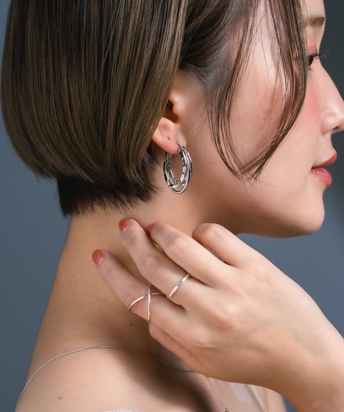 Os accessory(オズアクセサリー)の「Os -オズ- 【金属アレルギー対応】3ラインフープピアス(ピアス(両耳用)・レディース・シルバー/ゴールド・ONE SIZE)」の7枚目の写真