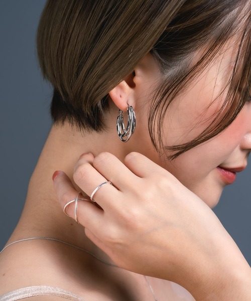 Os accessory(オズアクセサリー)の「Os -オズ- 【金属アレルギー対応】3ラインフープピアス(ピアス(両耳用)・レディース・シルバー/ゴールド・ONE SIZE)」の8枚目の写真
