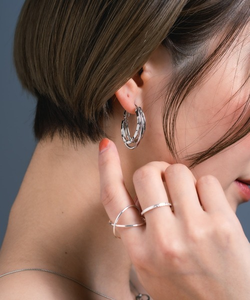 Os accessory(オズアクセサリー)の「Os -オズ- 【金属アレルギー対応】3ラインフープピアス(ピアス(両耳用)・レディース・シルバー/ゴールド・ONE SIZE)」の9枚目の写真