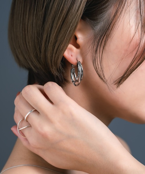 Os accessory(オズアクセサリー)の「Os -オズ- 【金属アレルギー対応】3ラインフープピアス(ピアス(両耳用)・レディース・シルバー/ゴールド・ONE SIZE)」の10枚目の写真