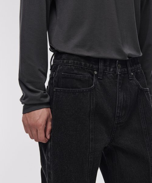 MUSINSA STANDARD（ムシンサスタンダード）の「ストレートパネルバックスリットデニムパンツ[ウォッシュドブラック]（デニムパンツ・メンズ・その他・36/26/27/28/29/30/31/32/33/34）」の4枚目の写真