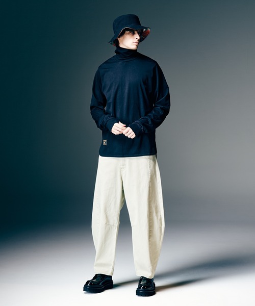 glamb（グラム）の「Deformed Turtleneck Cutsew / デフォームドタートルネックカットソー（Tシャツ/カットソー・メンズ・ホワイト/ブラック/ブラック系その他・S/M/L）」の13枚目の写真