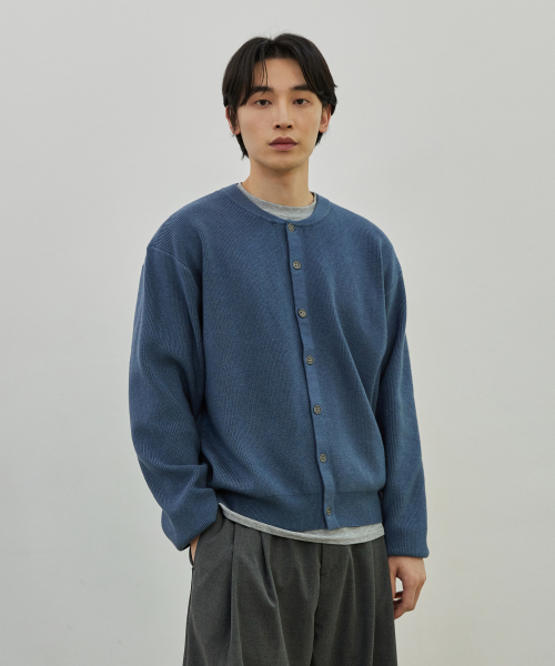 P.IN.O(ピインオ)の「クルーネックセミオーバーニットカーディガン - ブルー(カーディガン/ボレロ・メンズ・その他・MEDIUM/LARGE)」の1枚目の写真