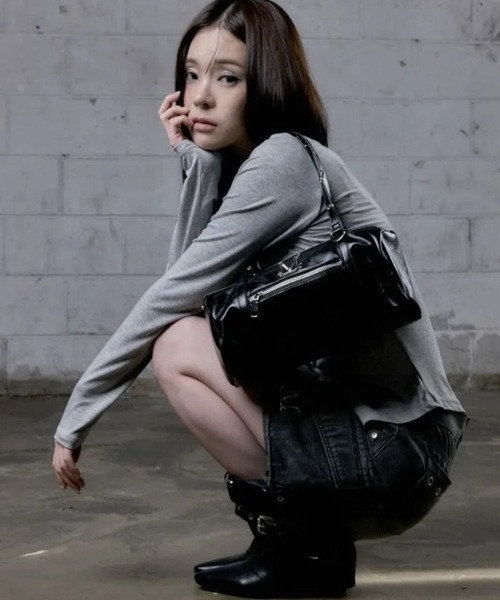 MUCENT（ムセント）の「【UNISEX】MUCENT／NOXメタルロゴショルダーバッグ（ショルダーバッグ・レディース・ブラック・FREE）」の5枚目の写真