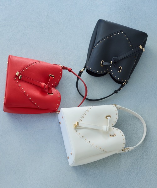 VIS（ビス）の「ラインストーン＆スタッズハートカットバッグ（ショルダーバッグ・レディース・レッド/オフホワイト/ブラック・FREE）」の4枚目の写真
