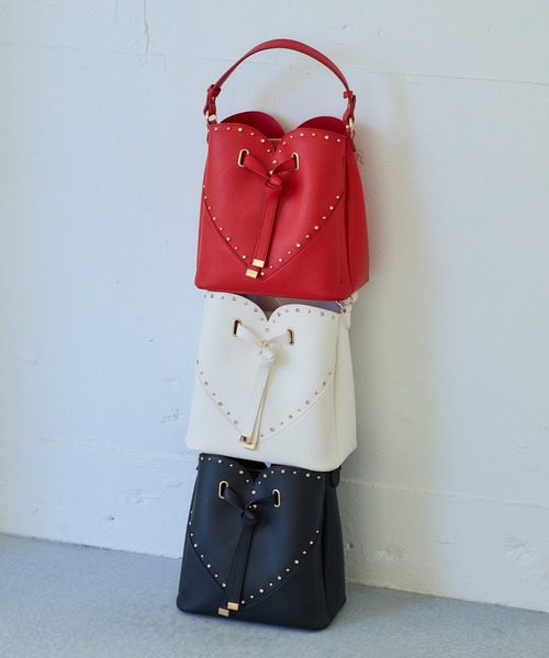 VIS（ビス）の「ラインストーン＆スタッズハートカットバッグ（ショルダーバッグ・レディース・レッド/オフホワイト/ブラック・FREE）」の5枚目の写真