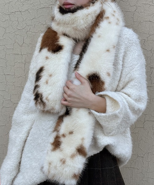 by muni:r（バイ ムニール）の「アニマル柄ファーマフラー（マフラー・レディース・ベージュ・FREE）」の2枚目の写真