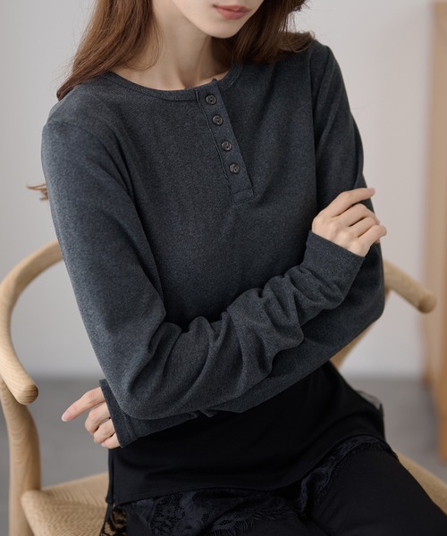 DAYRA(デイラ)の「ソリッドカラー ヘンリーネック 長袖 ボタン トップス(Tシャツ/カットソー・レディース・ブラック/グレー・FREE/S)」の2枚目の写真