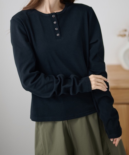 DAYRA(デイラ)の「ソリッドカラー ヘンリーネック 長袖 ボタン トップス(Tシャツ/カットソー・レディース・ブラック/グレー・FREE/S)」の13枚目の写真