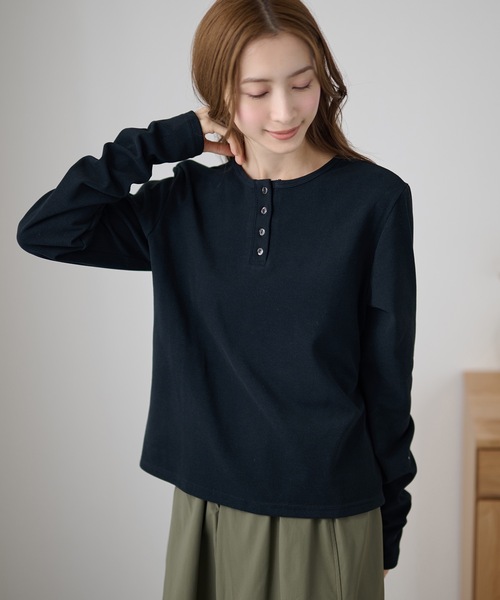 DAYRA(デイラ)の「ソリッドカラー ヘンリーネック 長袖 ボタン トップス(Tシャツ/カットソー・レディース・ブラック/グレー・FREE/S)」の17枚目の写真
