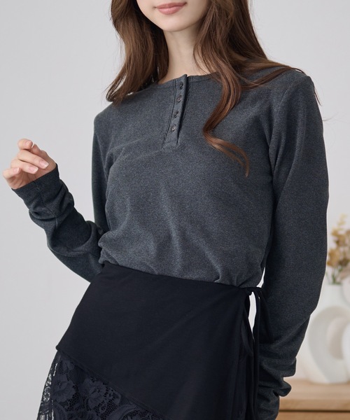 DAYRA(デイラ)の「ソリッドカラー ヘンリーネック 長袖 ボタン トップス(Tシャツ/カットソー・レディース・ブラック/グレー・FREE/S)」の7枚目の写真