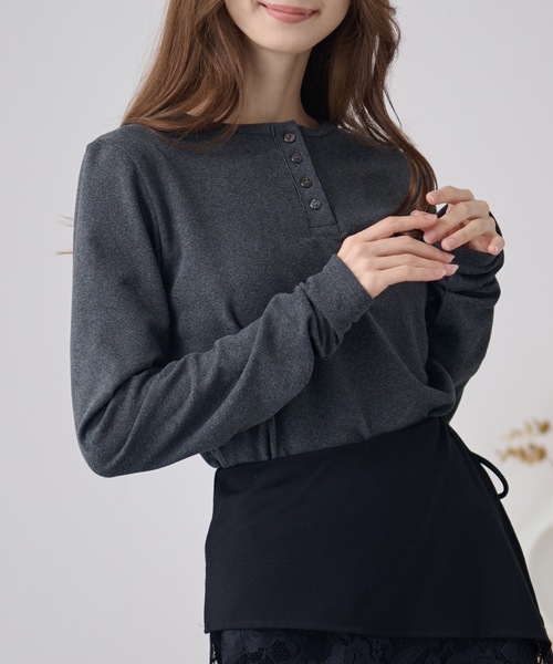 DAYRA(デイラ)の「ソリッドカラー ヘンリーネック 長袖 ボタン トップス(Tシャツ/カットソー・レディース・ブラック/グレー・FREE/S)」の8枚目の写真