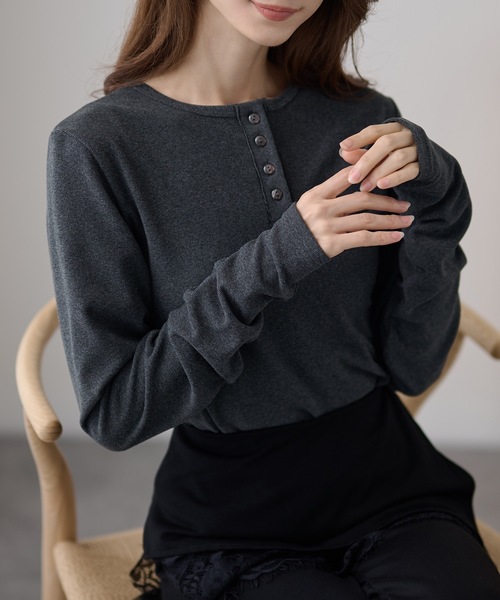 DAYRA(デイラ)の「ソリッドカラー ヘンリーネック 長袖 ボタン トップス(Tシャツ/カットソー・レディース・ブラック/グレー・FREE/S)」の11枚目の写真