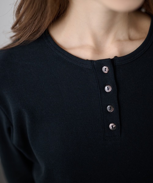 DAYRA(デイラ)の「ソリッドカラー ヘンリーネック 長袖 ボタン トップス(Tシャツ/カットソー・レディース・ブラック/グレー・FREE/S)」の12枚目の写真