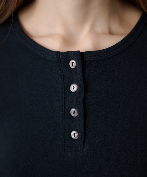 DAYRA(デイラ)の「ソリッドカラー ヘンリーネック 長袖 ボタン トップス(Tシャツ/カットソー・レディース・ブラック/グレー・FREE/S)」の3枚目の写真