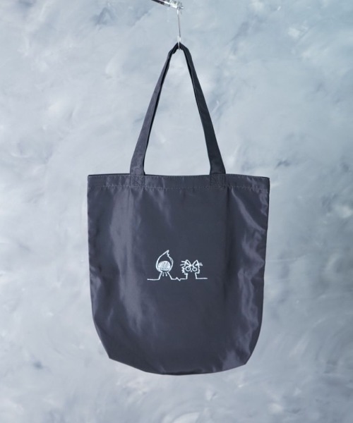 NOIZY(ノイジー)の「Graphic Tote Bag / グラフィック 猫 ワンポイント イラスト プリント トートバッグ(トートバッグ・レディース・グレー/ブラック系その他5/ラベンダー/パープル/ブラック系その他4/ブラック系その他3/サックスブルー/ブラウン系その他/ブラック系その他2/ブラック・ONE SIZE)」の4枚目の写真