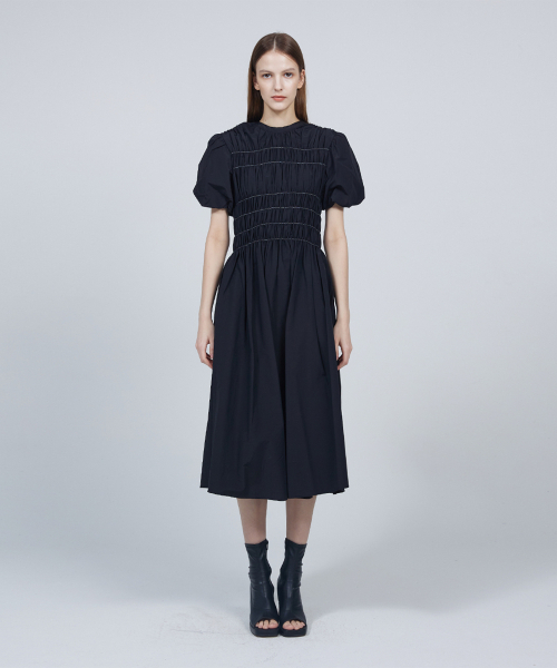 MMAM（ムアム）の「[ESSENTIAL] Puff smoking wrinkle dress（ワンピース・レディース・ブラック・FREE）」の2枚目の写真