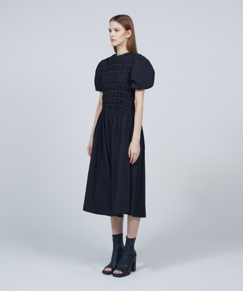 MMAM（ムアム）の「[ESSENTIAL] Puff smoking wrinkle dress（ワンピース・レディース・ブラック・FREE）」の3枚目の写真
