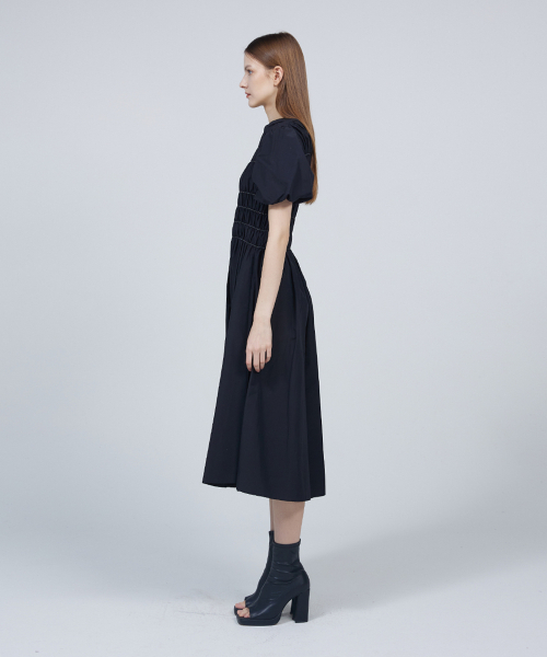 MMAM（ムアム）の「[ESSENTIAL] Puff smoking wrinkle dress（ワンピース・レディース・ブラック・FREE）」の4枚目の写真
