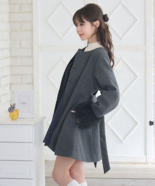 ems excite（エムズエキサイト）の「2wayファー襟付リボンコート（その他アウター・レディース・チャコールグレー/ピンク・FREE）」の3枚目の写真