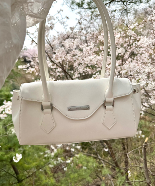 MACOI（マッコイ）の「フラップウエストスクエアレザートートバッグ[アイボリー]（ショルダーバッグ・レディース・アイボリー・FREE）」の5枚目の写真