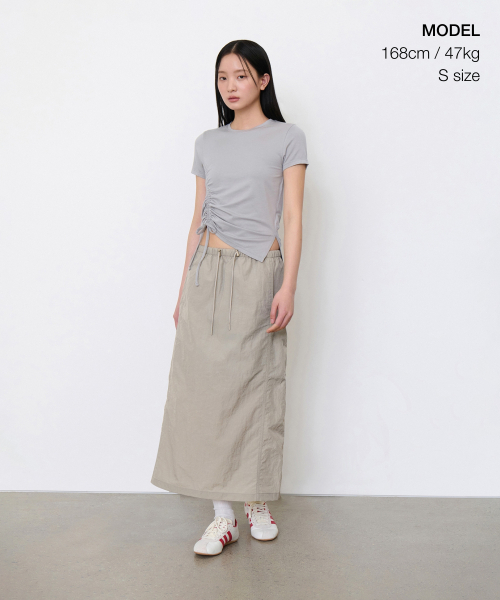 MUSINSA STANDARD WOMAN（ムシンサスタンダードウーマン）の「ウィメンズナイロンバンディングロングスカート[ライトベージュ]（スカート・レディース・その他・SMALL/MEDIUM/LARGE/X-SMALL）」の4枚目の写真
