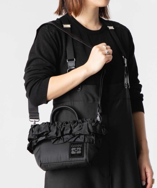 GANNI(ガニー)の「GANNI Mini Shopper Ruffle ガニー ミニ ショルダーバッグ(ショルダーバッグ・レディース・ブラック・FREE)」の1枚目の写真