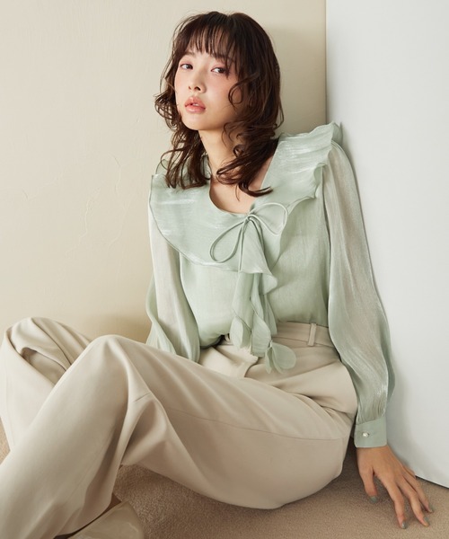 krahe(クレーエ)の「グロッシーシアー ビッグフリルブラウス(シャツ/ブラウス・レディース・ベージュ/グリーン・FREE)」の5枚目の写真