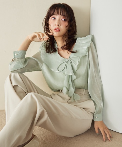 krahe(クレーエ)の「グロッシーシアー ビッグフリルブラウス(シャツ/ブラウス・レディース・ベージュ/グリーン・FREE)」の6枚目の写真