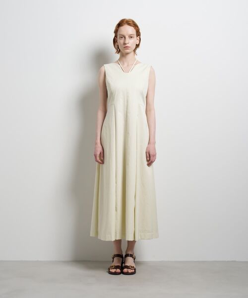 LANVIN en Bleu(ランバンオンブルー)の「撥水タフタノースリーブワンピース(ワンピース・レディース・ライトカーキ/ブラック・38/36)」の3枚目の写真