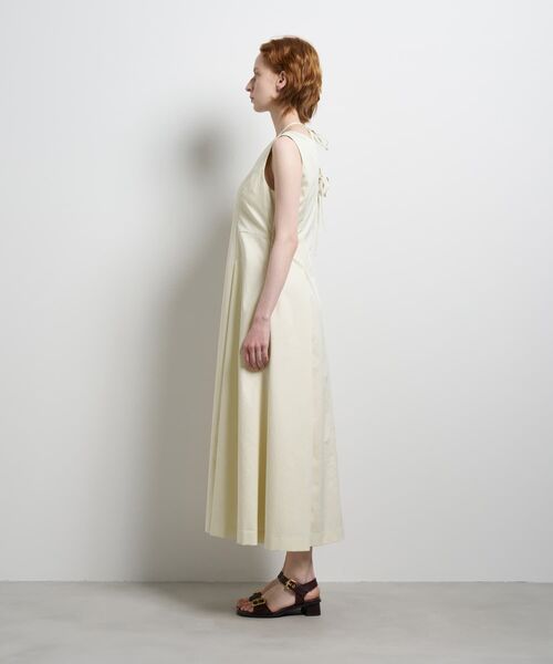 LANVIN en Bleu(ランバンオンブルー)の「撥水タフタノースリーブワンピース(ワンピース・レディース・ライトカーキ/ブラック・38/36)」の4枚目の写真