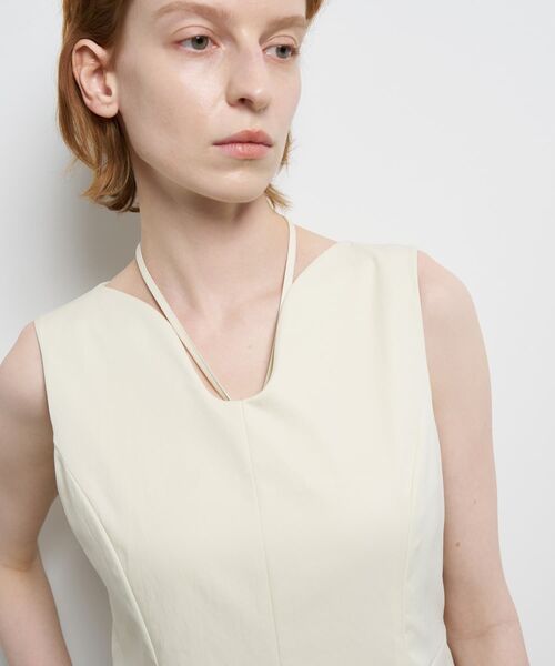 LANVIN en Bleu(ランバンオンブルー)の「撥水タフタノースリーブワンピース(ワンピース・レディース・ライトカーキ/ブラック・38/36)」の7枚目の写真