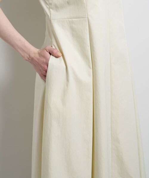 LANVIN en Bleu(ランバンオンブルー)の「撥水タフタノースリーブワンピース(ワンピース・レディース・ライトカーキ/ブラック・38/36)」の8枚目の写真