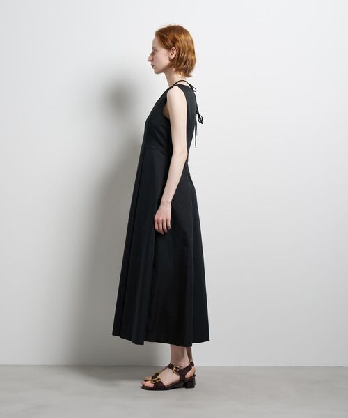 LANVIN en Bleu(ランバンオンブルー)の「撥水タフタノースリーブワンピース(ワンピース・レディース・ライトカーキ/ブラック・38/36)」の11枚目の写真