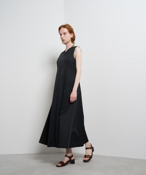 LANVIN en Bleu(ランバンオンブルー)の「撥水タフタノースリーブワンピース(ワンピース・レディース・ライトカーキ/ブラック・38/36)」の13枚目の写真
