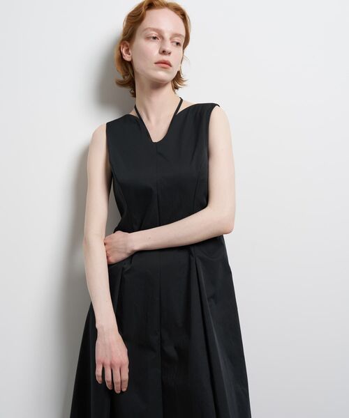 LANVIN en Bleu(ランバンオンブルー)の「撥水タフタノースリーブワンピース(ワンピース・レディース・ライトカーキ/ブラック・38/36)」の14枚目の写真