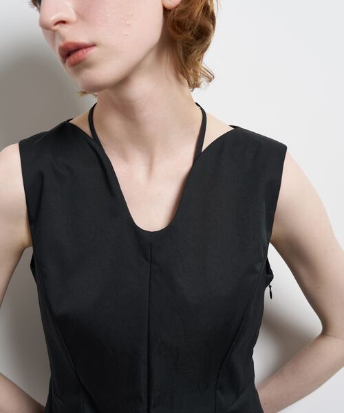 LANVIN en Bleu(ランバンオンブルー)の「撥水タフタノースリーブワンピース(ワンピース・レディース・ライトカーキ/ブラック・38/36)」の15枚目の写真