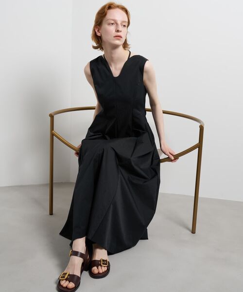 LANVIN en Bleu(ランバンオンブルー)の「撥水タフタノースリーブワンピース(ワンピース・レディース・ライトカーキ/ブラック・38/36)」の19枚目の写真
